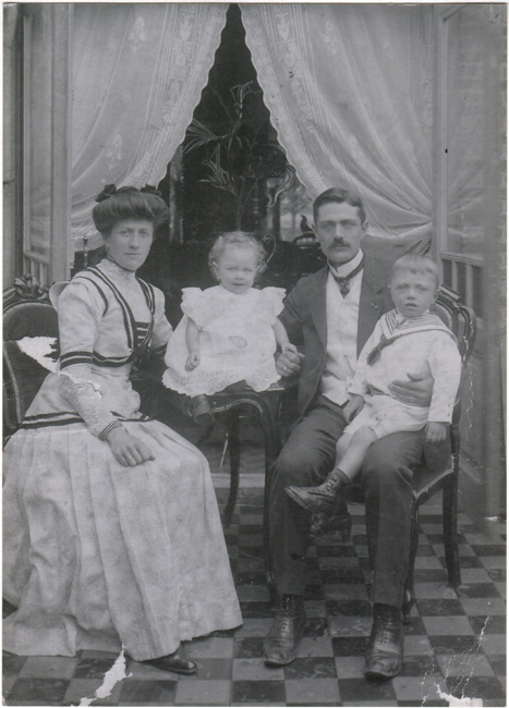 Rosalie Dhooge en Adriaan Voeten met hun kinderen Arnold en Aline in 1910