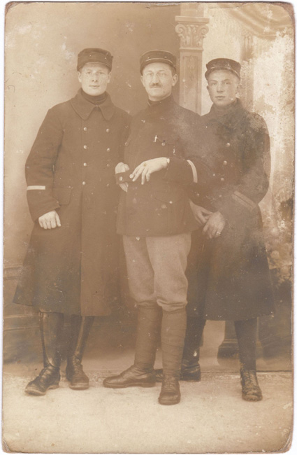 Theo met links en rechts een jonge soldaat