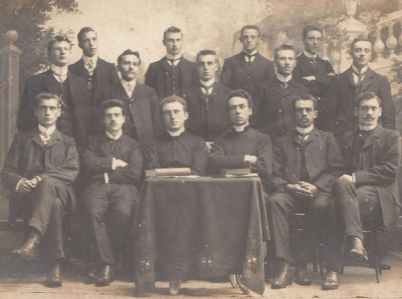 Dertien jonge heren en twee priesters