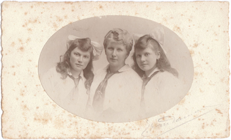 Marie, Madeleine en Paula Van Peteghem in 1918