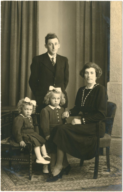 Gerard De Martelaere met zijn vrouw, Germaine Ryckaert, en hun twee dochtertjes