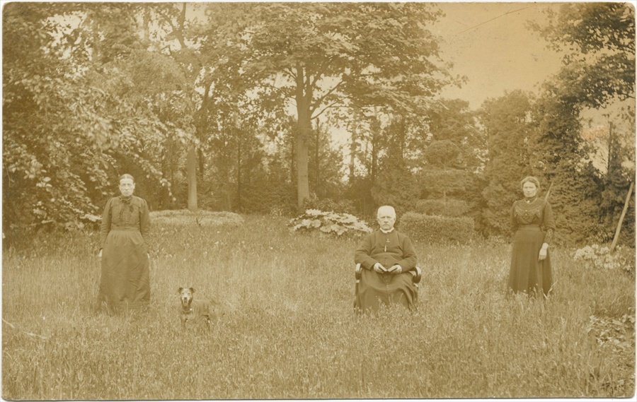 E.H. Pius De Neve met twee dames en een hondje