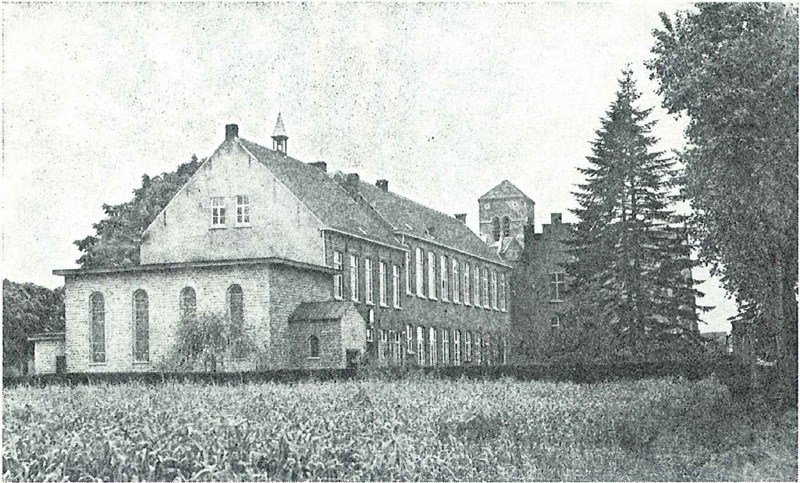 Klooster en kerk in 1946, met de afgeschoten torenspits