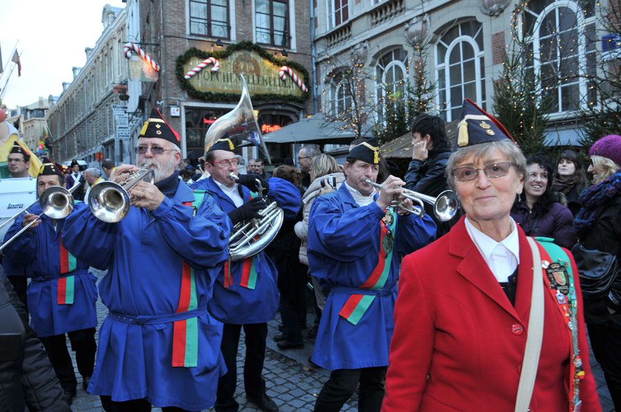 Le cortège de St-Nicolas passe par Manneken Pis