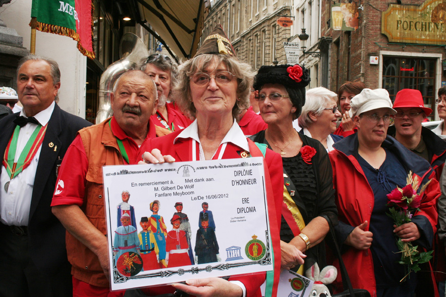 Les Buumdroegers viennent saluer Manneken Pis