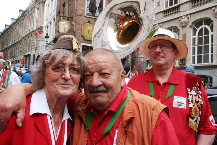 Les Buumdroegers viennent saluer Manneken Pis