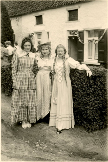 Trois participants au cortège
