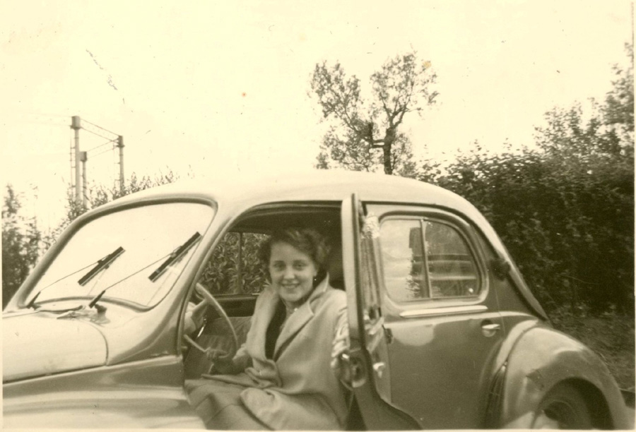 Josée dans la première voiture de son papa