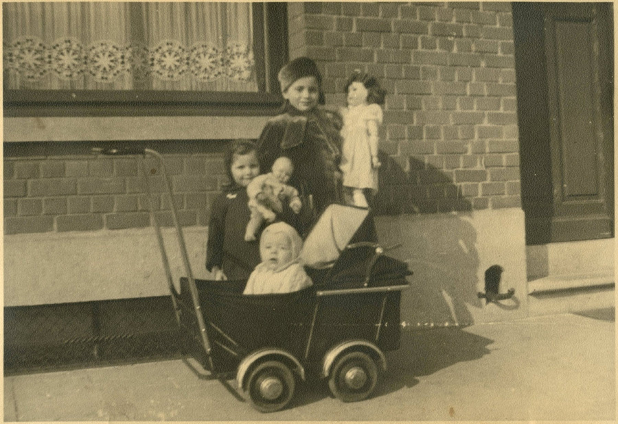 Devant la maison de la famille Gevaert, rue Fuchsias