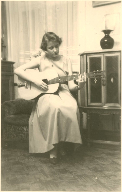 Josée avec sa guitare