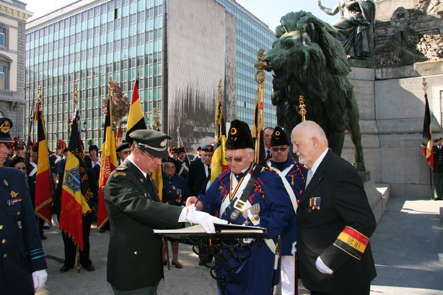 Signer le Livre d'Or à la Colonne du Congrès