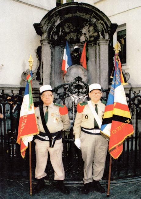 Georges avec un ami devant Manneken Pis