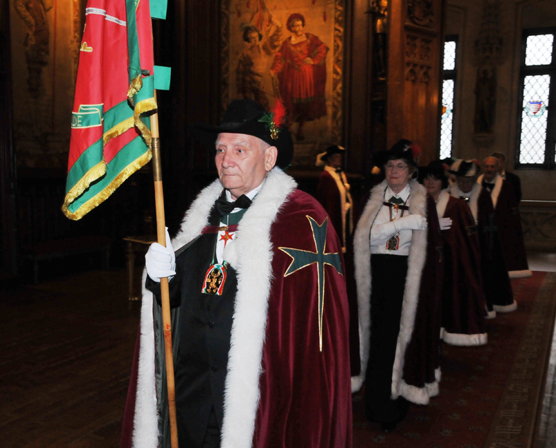 Le porte-drapeau de la Confrérie des Chevaliers de St-Michel