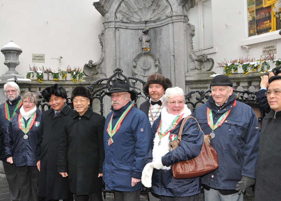 Salutation à Manneken Pis avec l'ambassadeur de Vietnam
