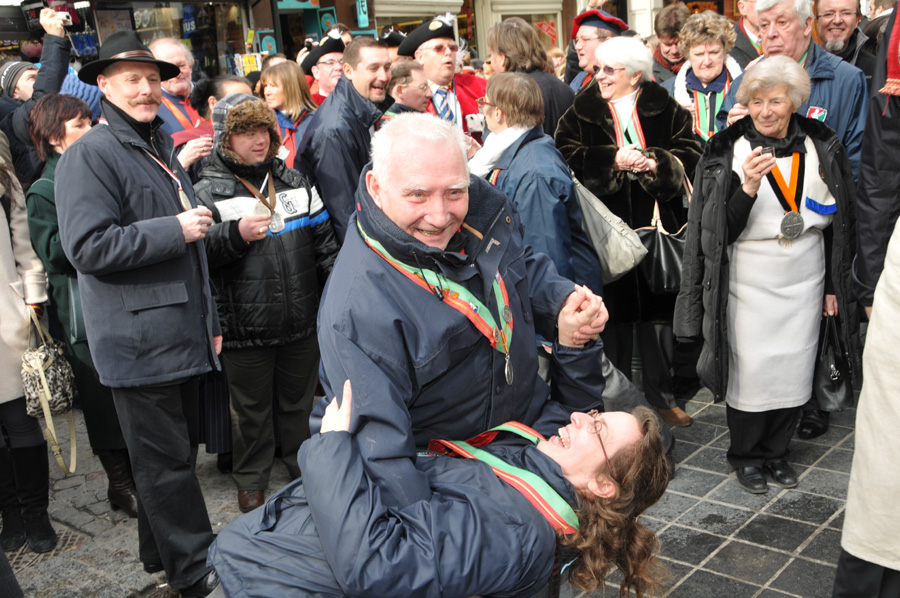 Georges danse avec Elke devant Manneken Pis