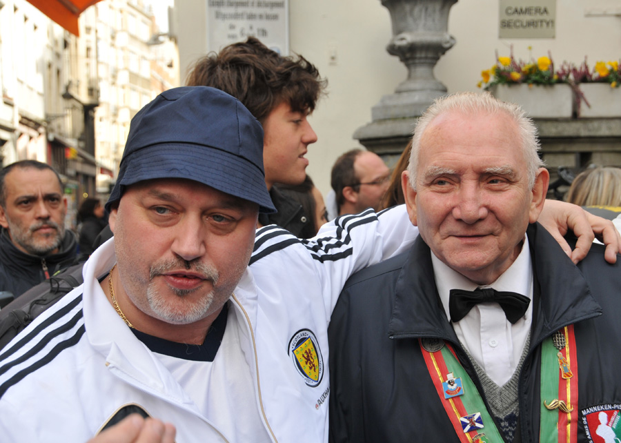 Georges devant Manneken Pis