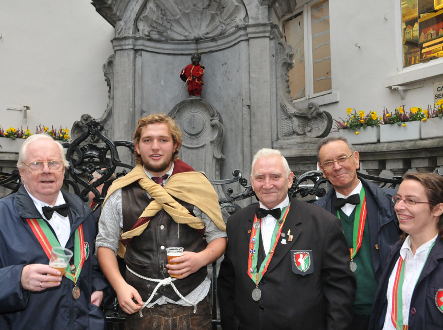 Georges devant Manneken Pis