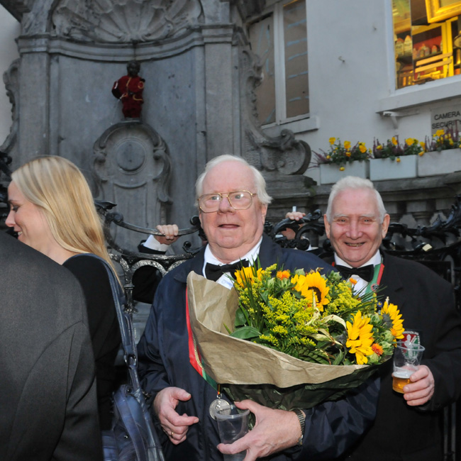 Georges devant Manneken Pis
