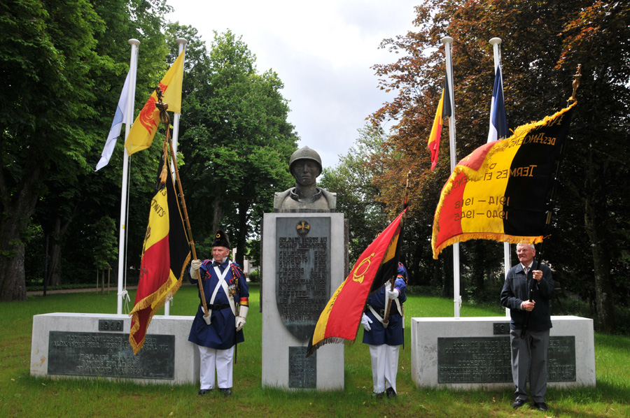 Au monument de guerre à Jamoigne