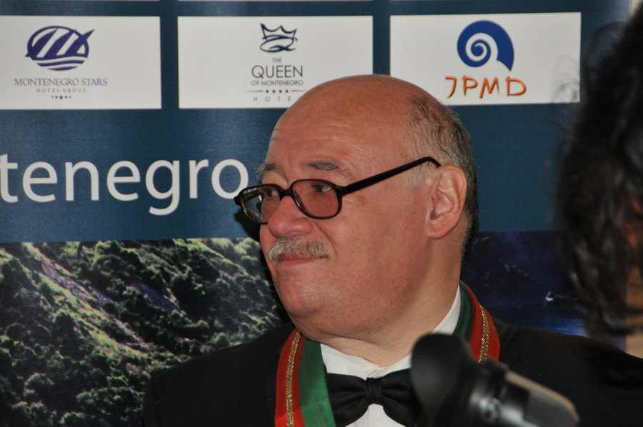 Montenegro offre un magnifique costume à Manneken Pis