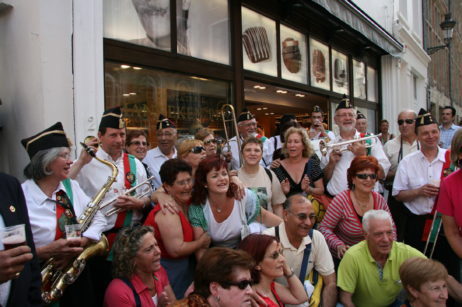 The Meyboom Band and a group of jolly Spanish tourists