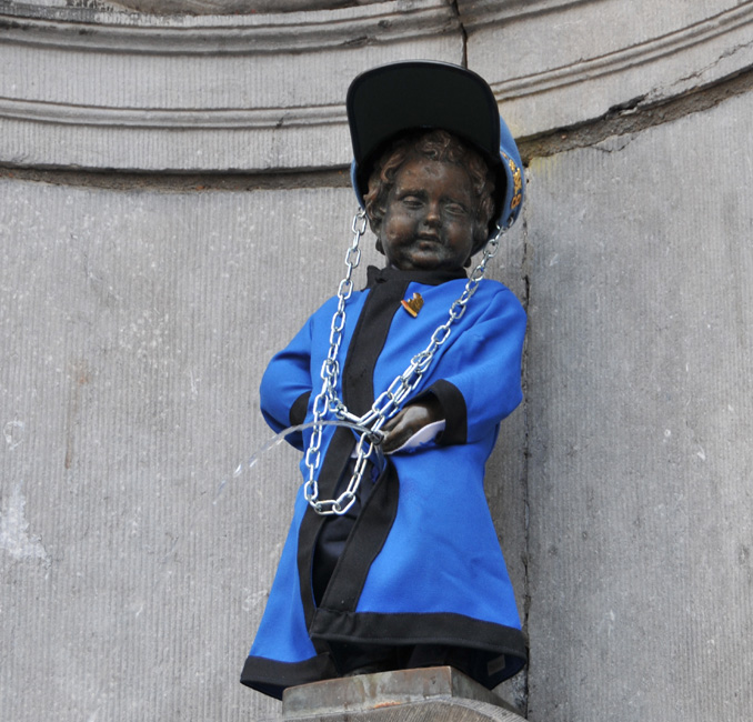 Manneken Pis and the ISIMs students from Mons