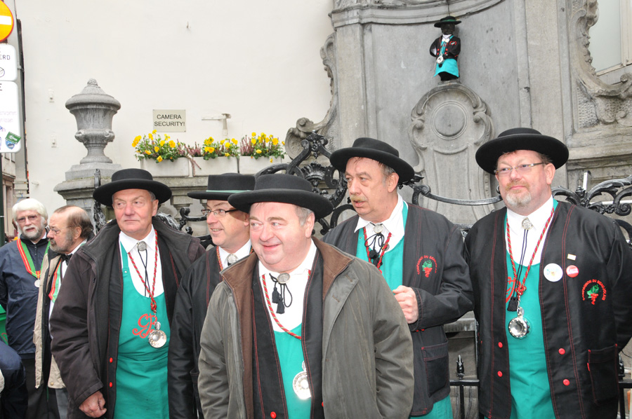 Manneken Pis et la Confrérie du Beaujolais de Bavay