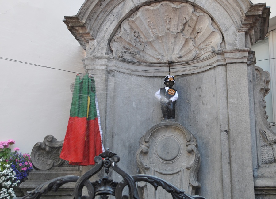 Manneken Pis reçoit un costume de NIGLO, les gens du voyage, enthousisastes de Harley Davidson