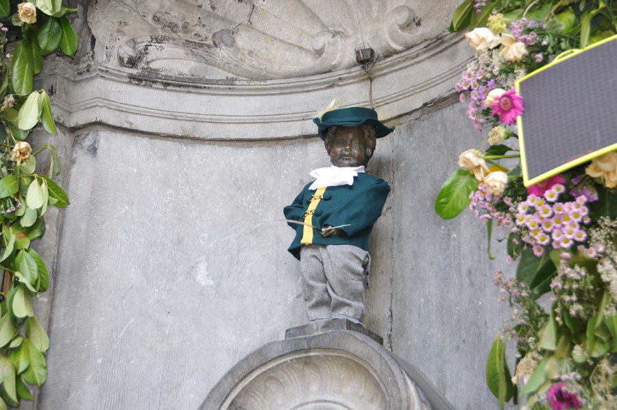 Manneken Pis vtu de son costume de St. Feuillien