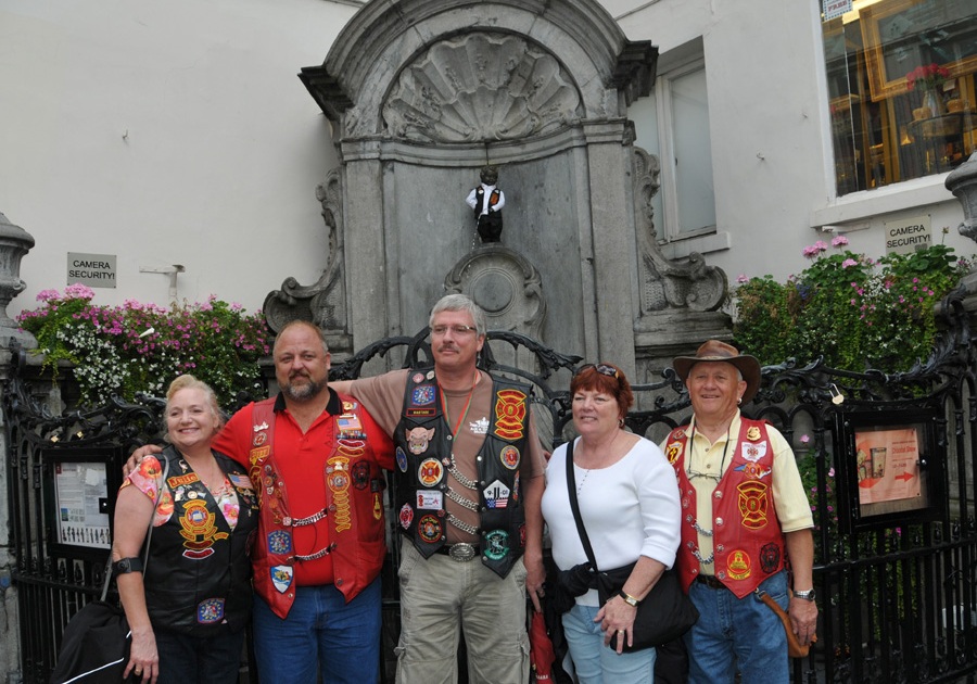 Manneken Pis and the Red Knights
