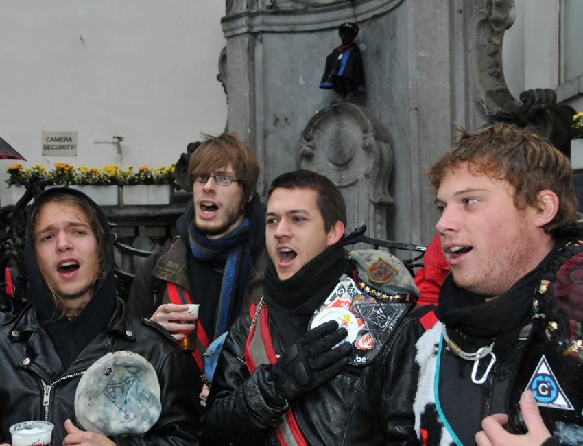 Manneken Pis salué par les étudiants Polytechnique ULB