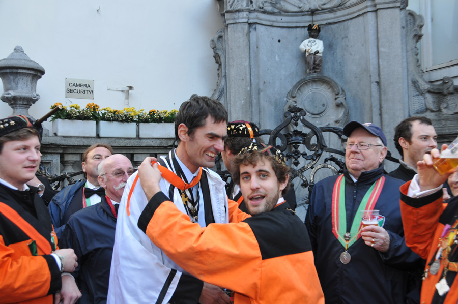 Manneken Pis salué par l'Ordre du Pétase