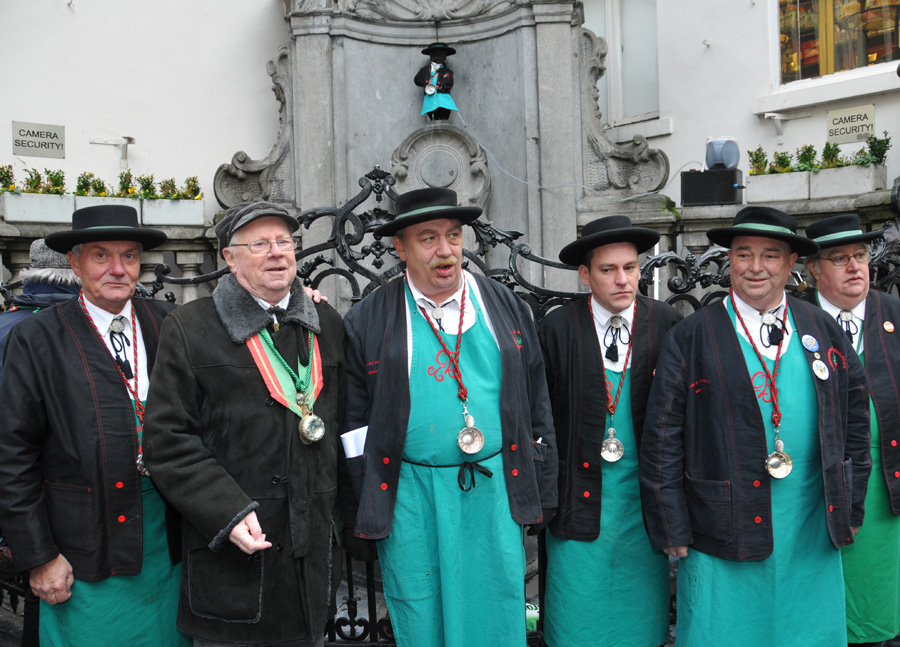 Manneken Pis et la Confrérie des Compagnons du Beaujolais