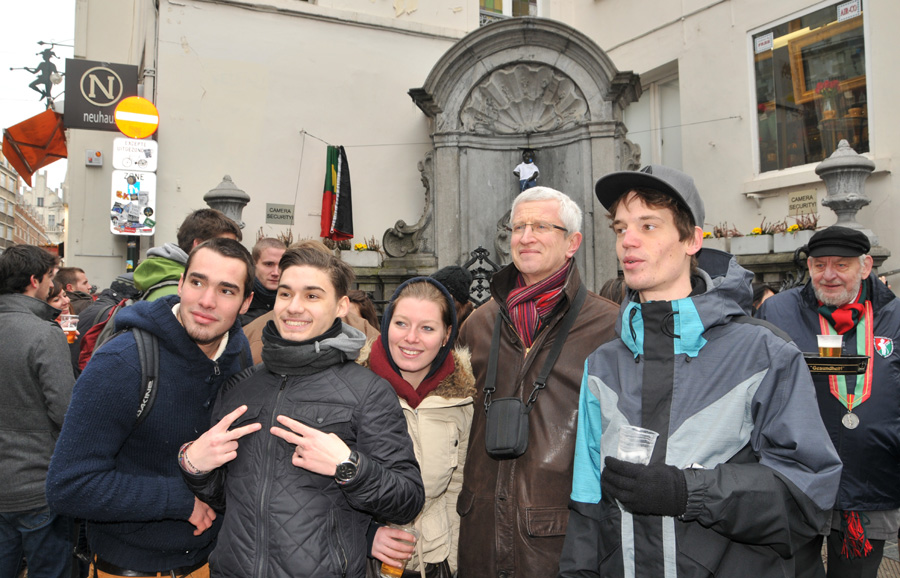 Manneken Pis et les étudiants de la Haute Ecole Galilée