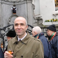 Manneken Pis greeted by a Serbian delegation