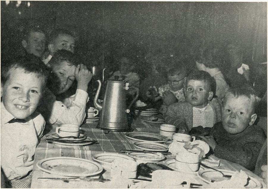 Kinderen aan tafel op het familiefeest