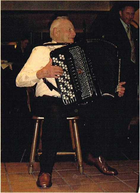 Arsène speelt op zijn accordeon