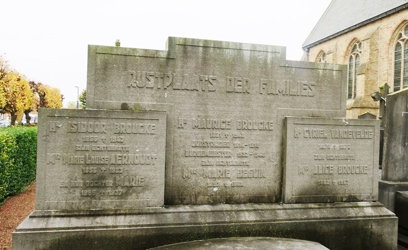 Graf van Maurice Broucke, Isidoor Broucke en Alice Broucke en hun 
   echtgenoten op het kerkhof van Ramskapelle