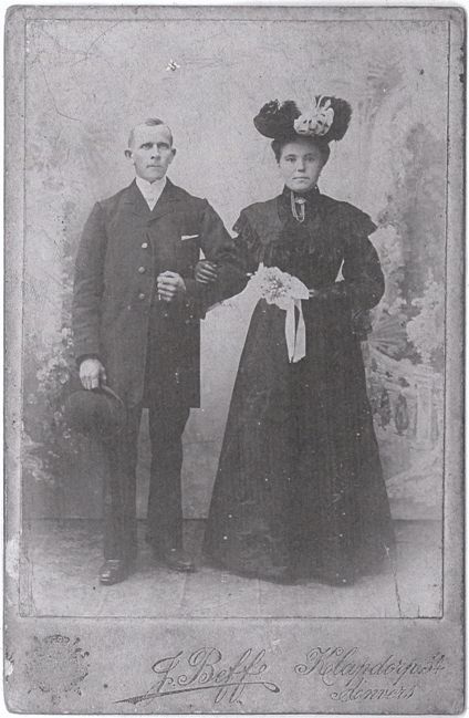 Huwelijksfoto van Emilie Van Zele en Theofiel Claeys