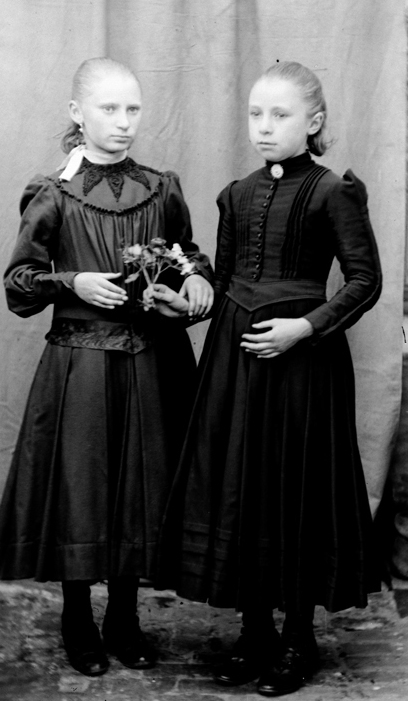 Clara Van Belle in 1890 met een meisje van Watervliet