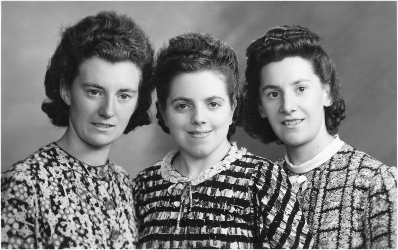 Angèle De Bock (links), Esther Verbrugghe en Agnes De Bock (rechts)