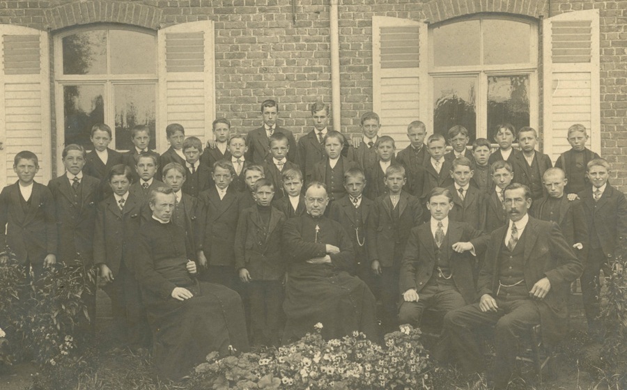 Twee priesters, twee leraars en 33 leerlingen ?