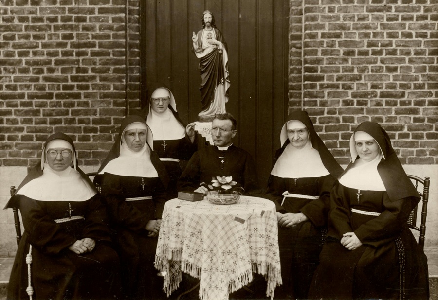 Vijf nonnetjes en een priester