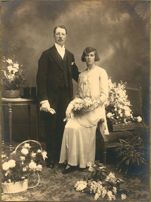 Huwelijksfoto van Alma Leona Van De Woestijne en Maurice Ryckaert