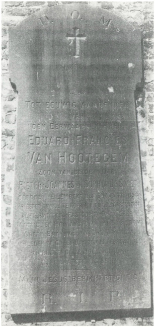 Gedenkteken aan de ingang van de kerk van Lembeke