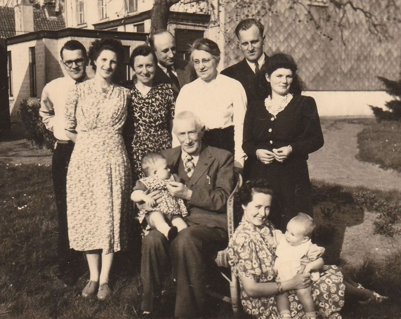 August en Zulma met kinderen en kleinkinderen op Pasen 1949