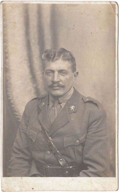 Wie is deze man in uniform ?