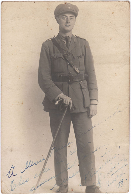 Een kameraad van Theo in uniform