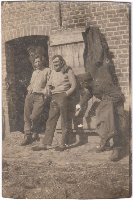 Soldaten aan een paardestal ?