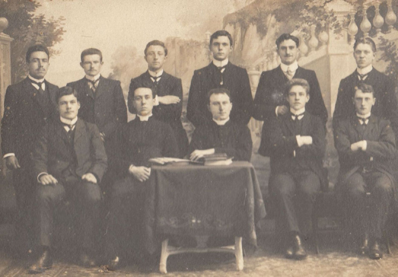 Negen jonge heren en twee priesters